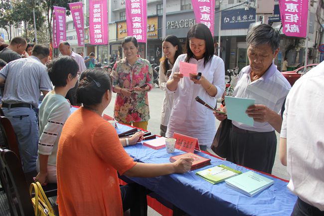 揚(yáng)中市市場(chǎng)監(jiān)管局成功舉辦2016年“質(zhì)量月”現(xiàn)場(chǎng)宣傳咨詢(xún)服務(wù)活動(dòng)