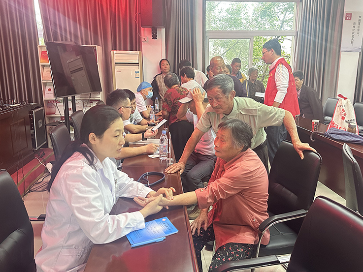 安徽省教科文衛(wèi)體工會(huì)組織勞模專(zhuān)家團(tuán)隊(duì)深入幫扶村開(kāi)展送醫(yī)送藥義診與社會(huì)經(jīng)濟(jì)咨詢(xún)服務(wù)
